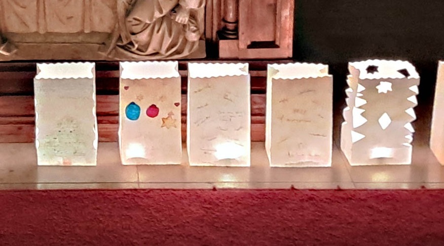 Papierlaternen vor dem Altar in der Schüttensteiner Kirche