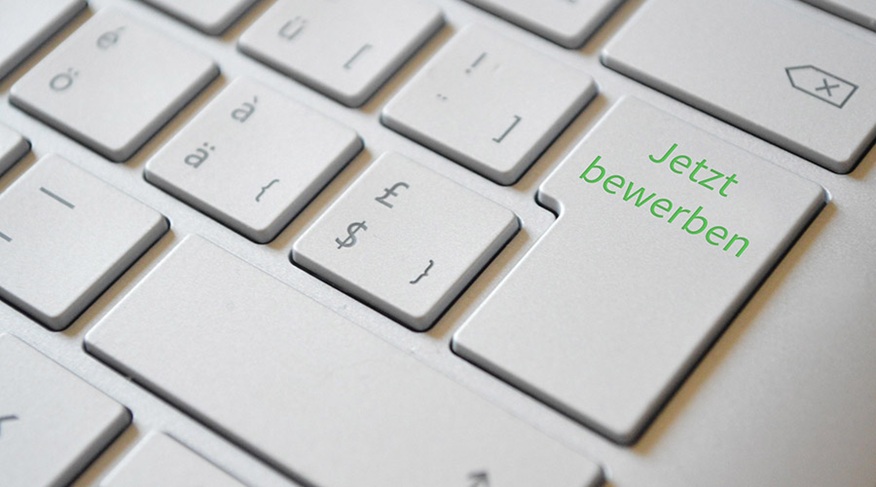 weiße Tastarur mit Aufschrift "jetzt bewerben" auf der Enter-Taste
