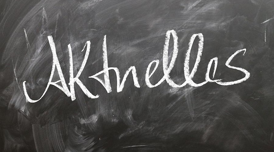 Schriftzug "Aktuelles" auf einer Tafel